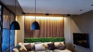 Деревянные рейки на стене с подсветкой