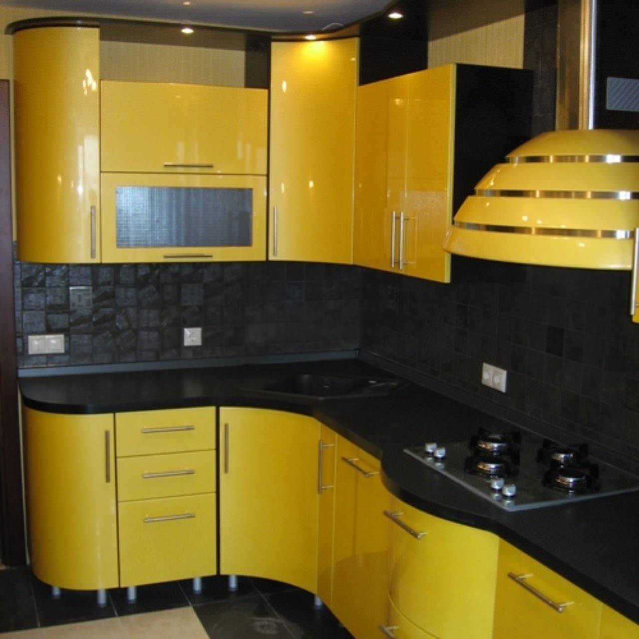 Золотая черная кухня. Желтые кухни. Черно желтая кухня. Кухонный гарнитур желтый с черным. Желто черная кухня.