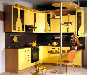Желтые угловые кухни
