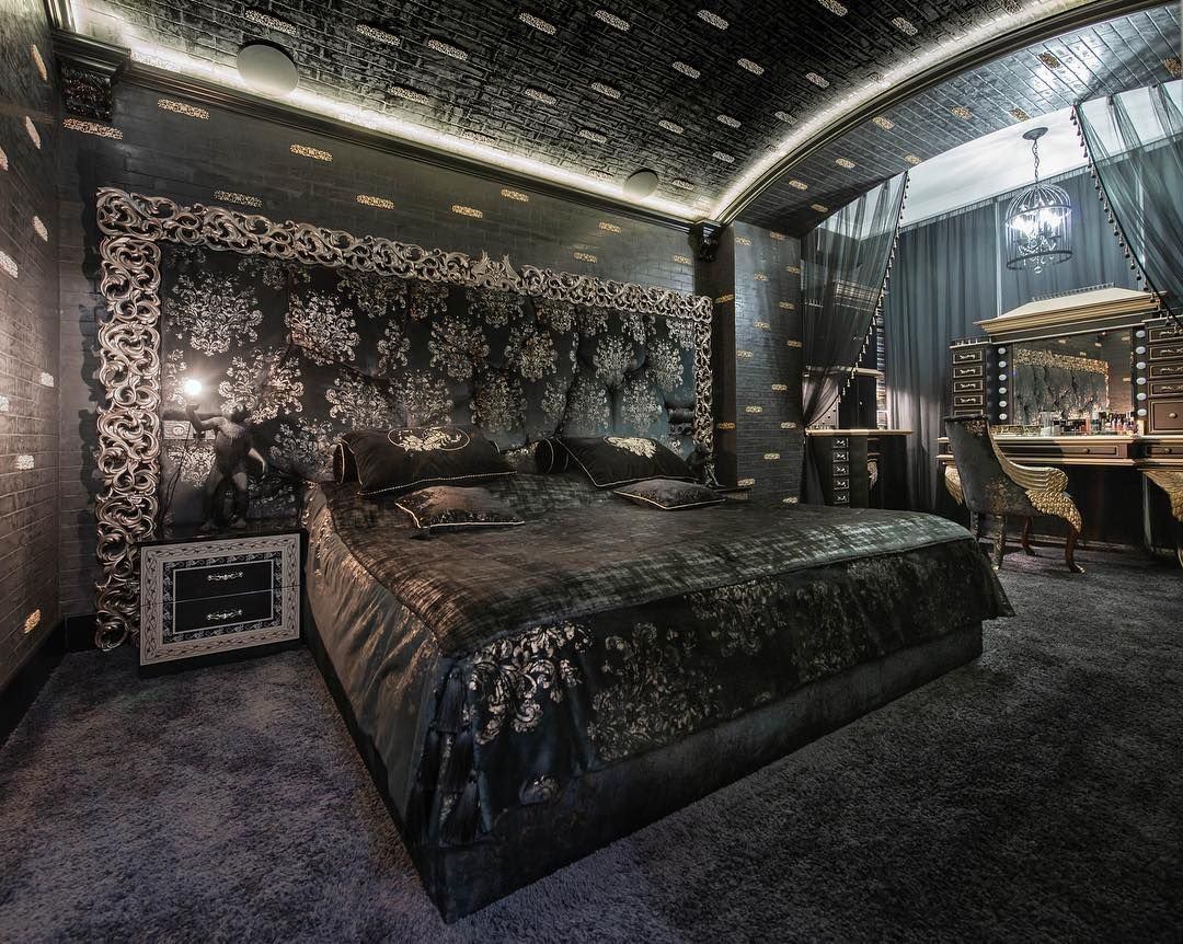 Сонник бывшая квартира. Черная спальня. Спальня в готическом стиле. Шикарная мужская спальня. Спальня в темном стиле.