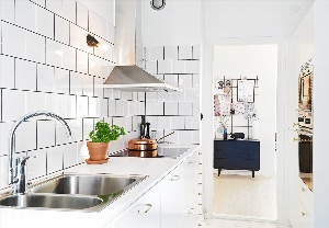 Белая плитка в интерьере кухонь