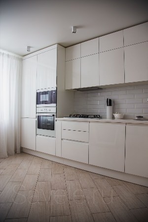 Белая кухня до потолка