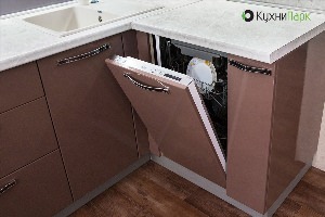 Посудомоечная машина в углу кухни