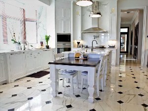 Белый мраморный пол на кухне