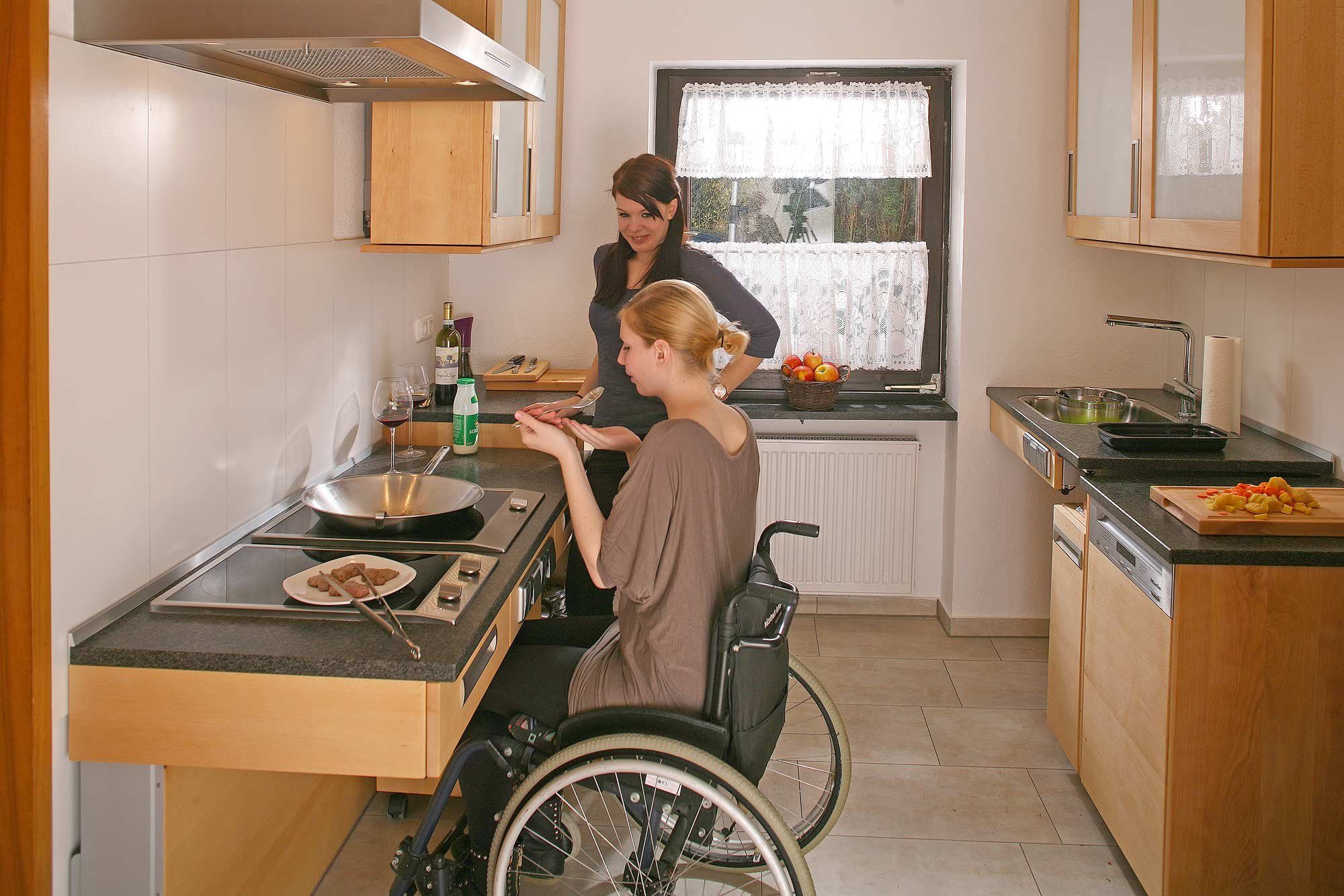 Покупка жилья инвалидам. Кухня для инвалида колясочника. Кухня для людей с ограниченными возможностями. Кухонный гарнитур для инвалидов колясочников. Кухня для маломобильных людей.