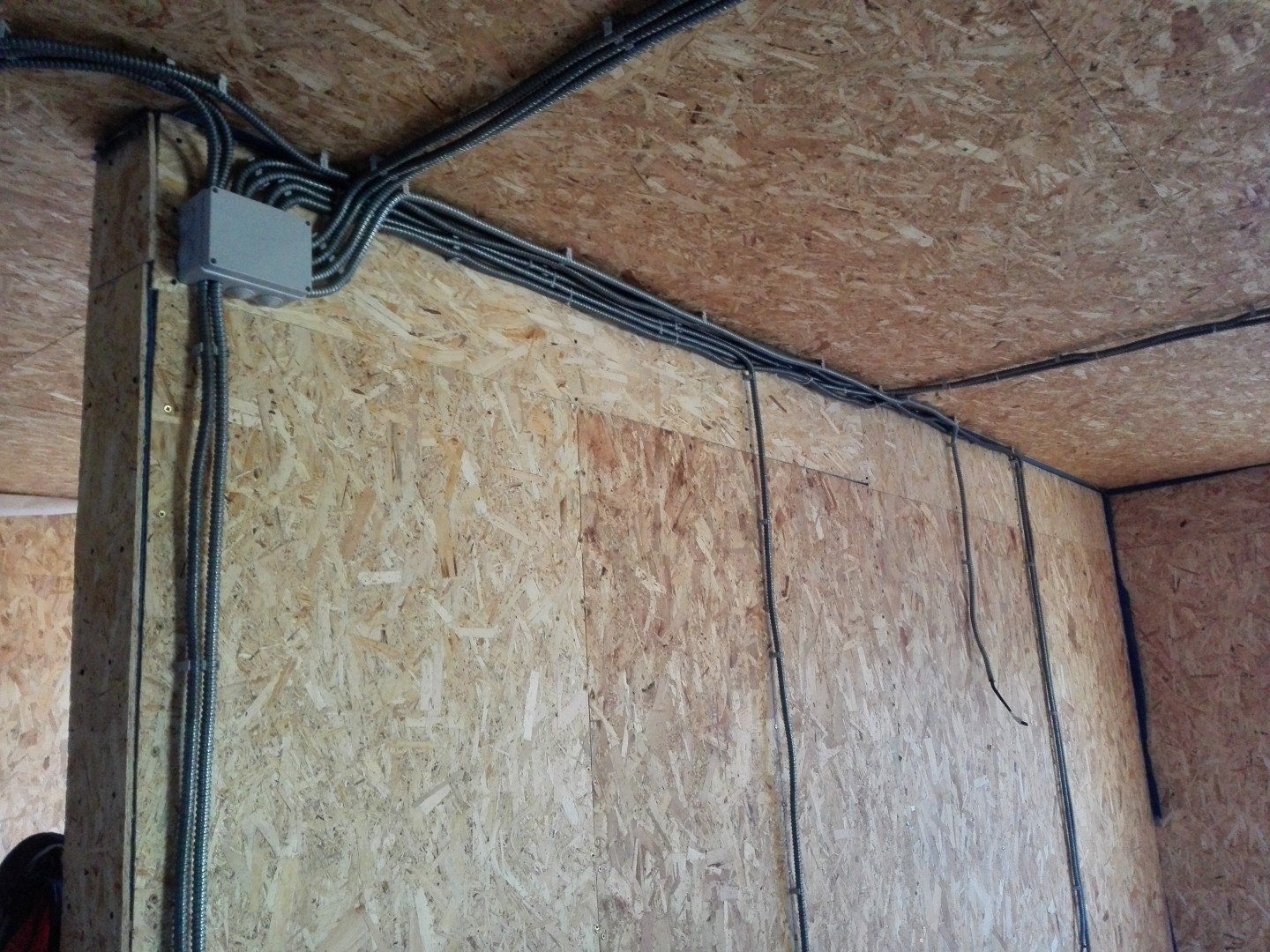 Кабель в гофре в стене. Укладка проводов. Прокладка проводов в стене. Прокладка кабеля по стене. Электропроводка по потолку.