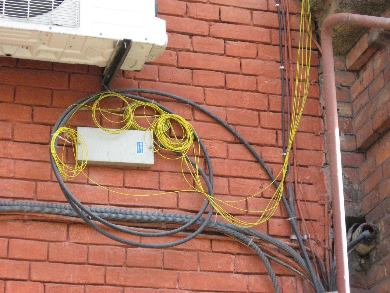 Оптоволокно в частный дом. Прокладка оптического кабеля в подъезде. Прокладка кабеля по фасаду здания. Кабельный интернет в частный дом.