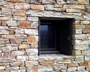 Окно в каменной стене
