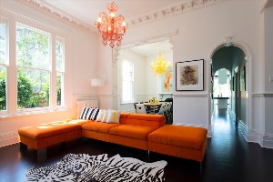 Оранжевый диван в интерьере кухни