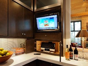 Подвесной телевизор на кухню