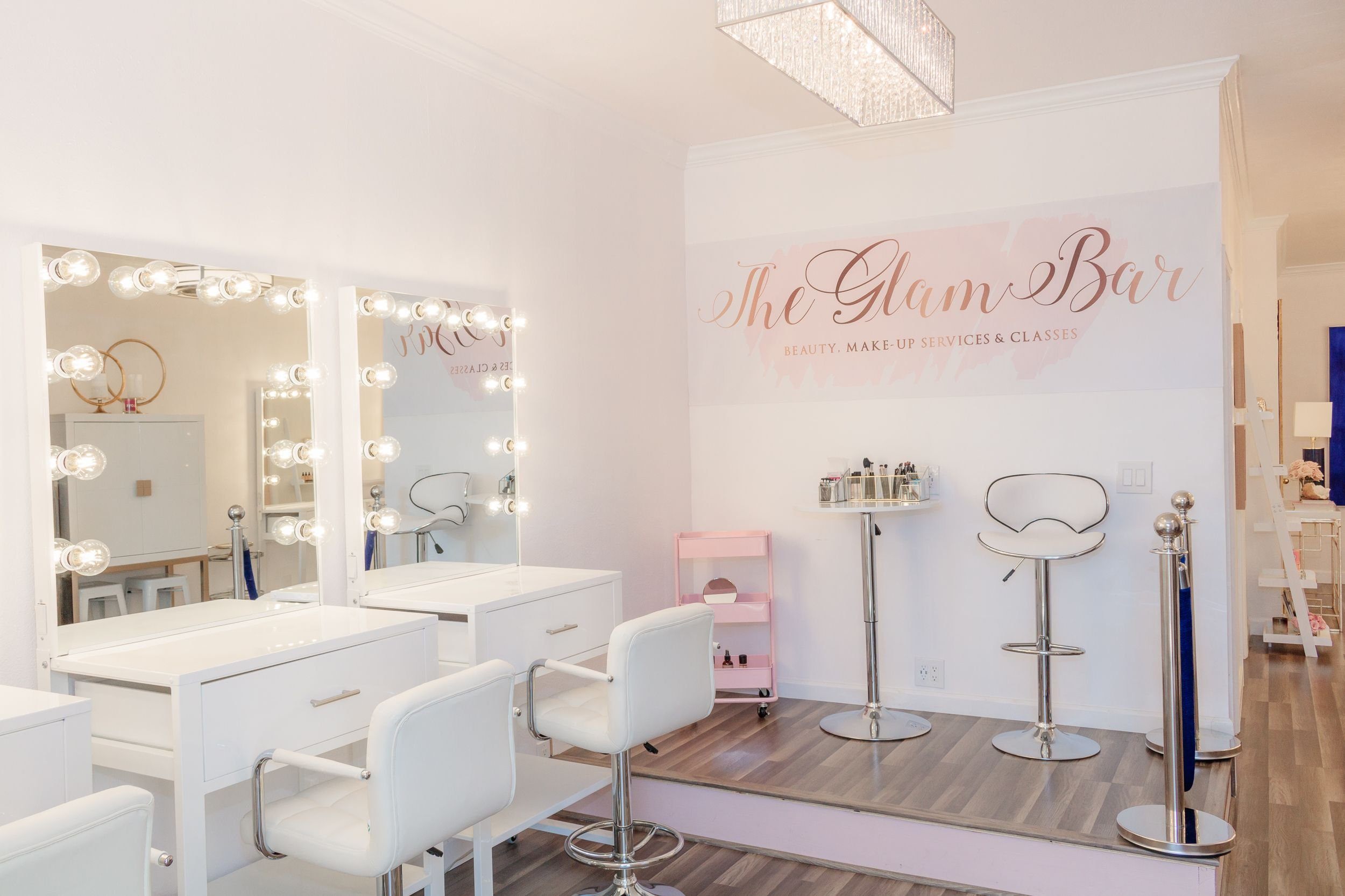 Beauty room hair. Интерьер маникюрного салона. Студия макияжа. Интерьер маникюрного кабинета. Студия визажиста.