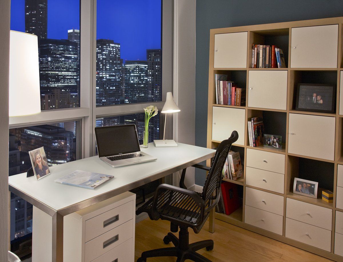 Фото рабочего стола в офисе с компьютером