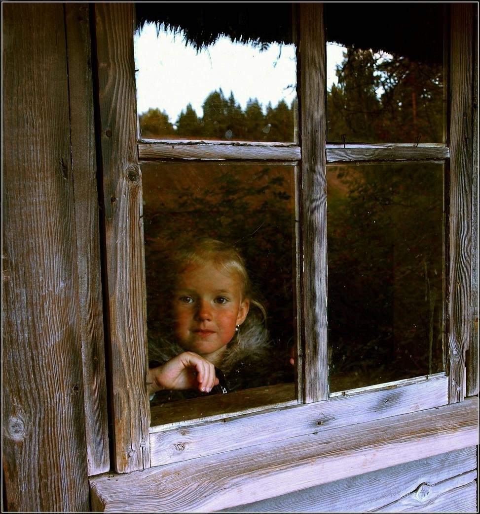 Наблюдать через окно. Человек за окном. Девочка у окна. Мальчик у окна. Окошко для детей.