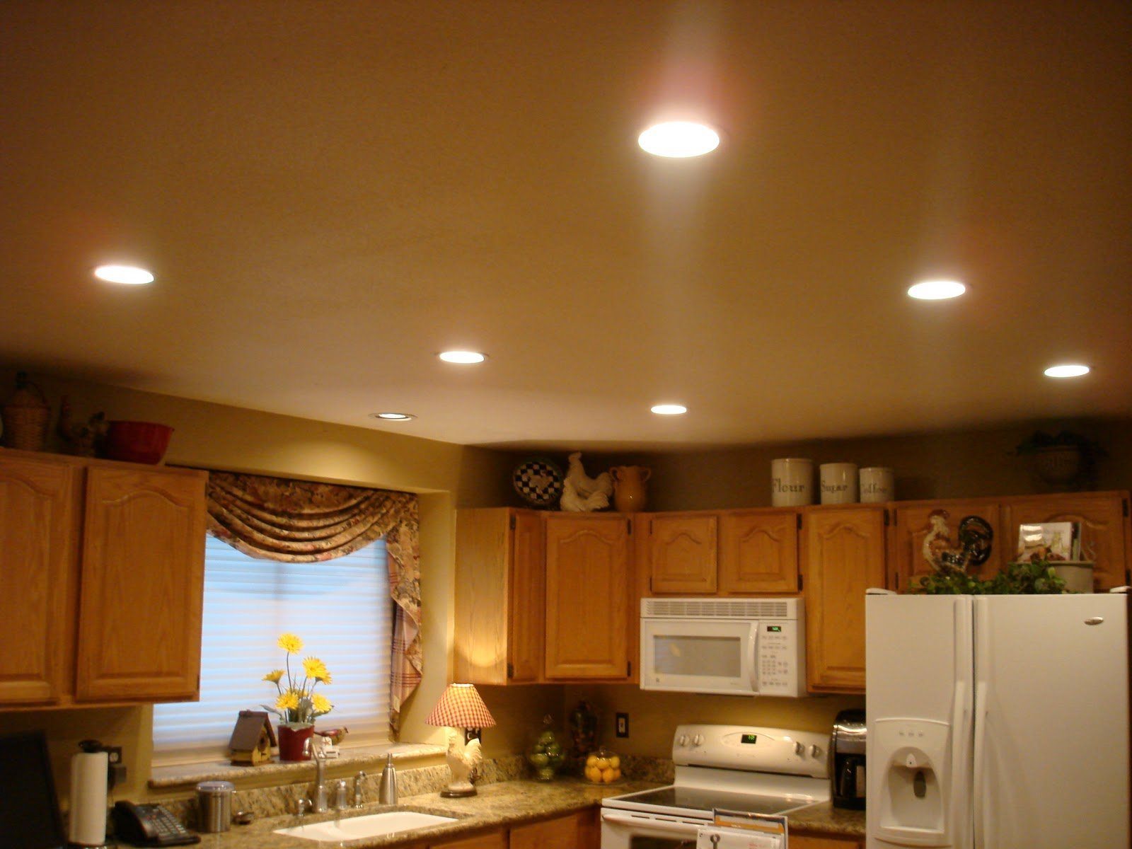 расположение точечных светильников на кухне 9 кв м