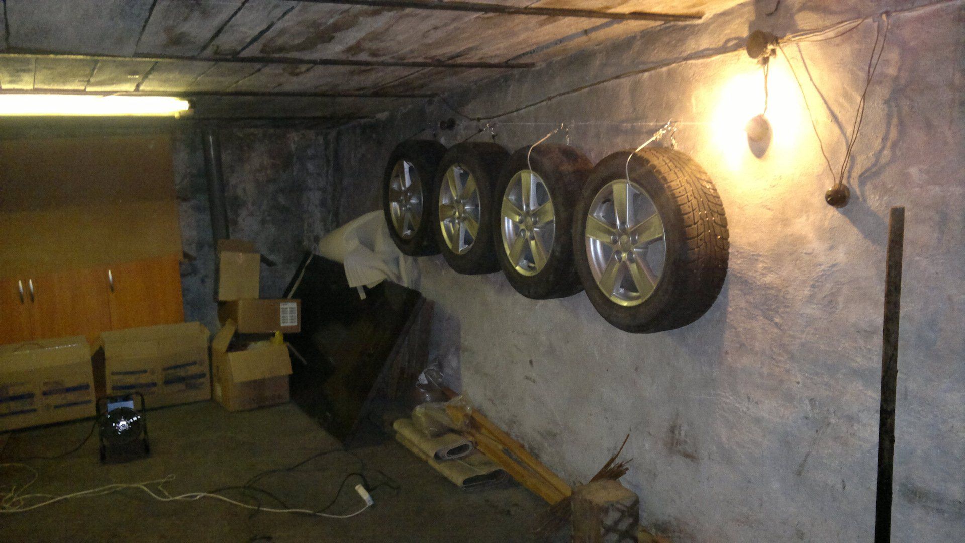 Купить шины гараж. Стеллаж для колес в гараж. Крепление для колес на стену в гараже. Полки для хранения колес в гараже. Колеса на стену в гараже.