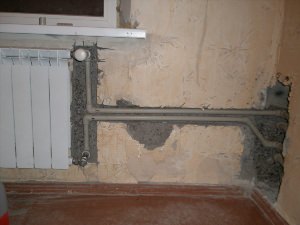 Монтаж труб отопления в стене