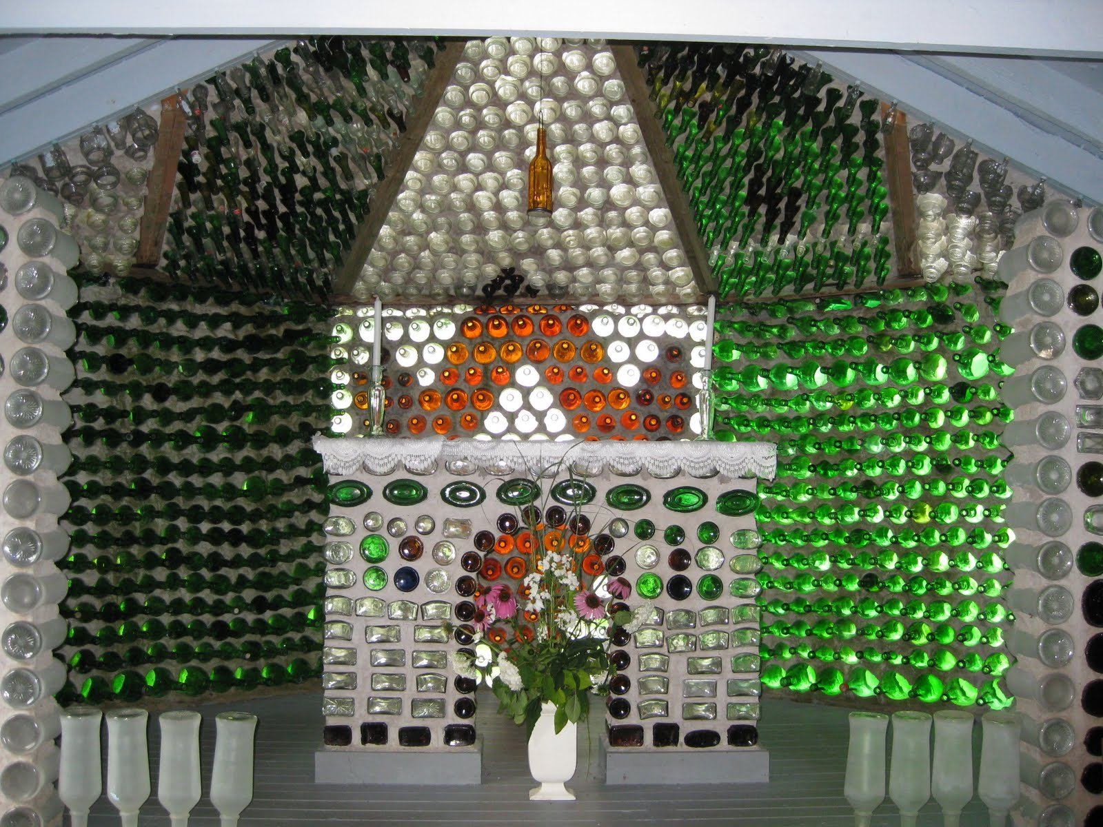 дом из пластиковых бутылок фото