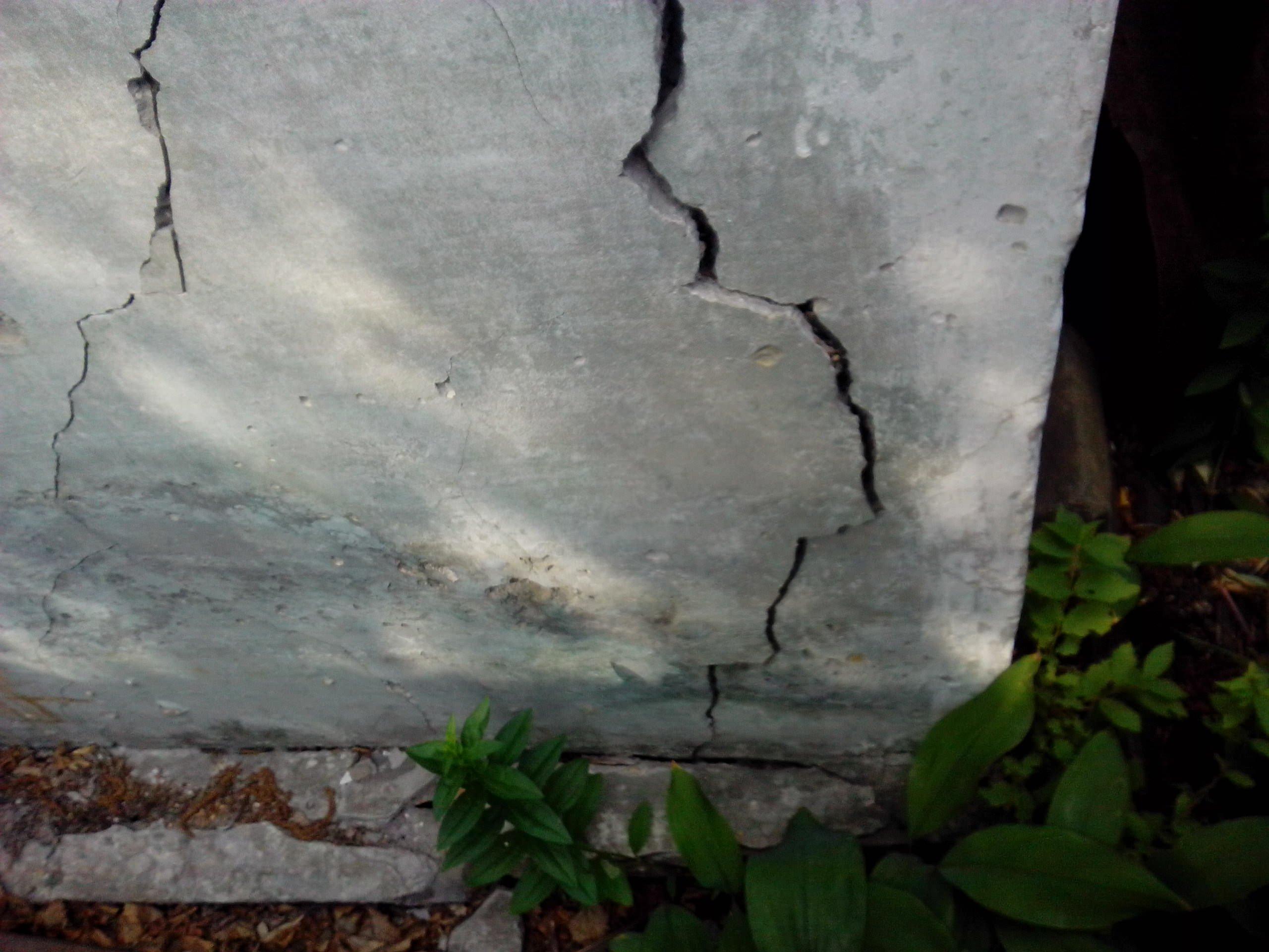 В доме появилась трещина. Усадочные трещины в фундаменте. Трещина в стене. Трещина в здании. Щели в бетоне.
