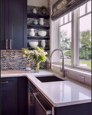 Дизайн кухонь с раковиной у окна