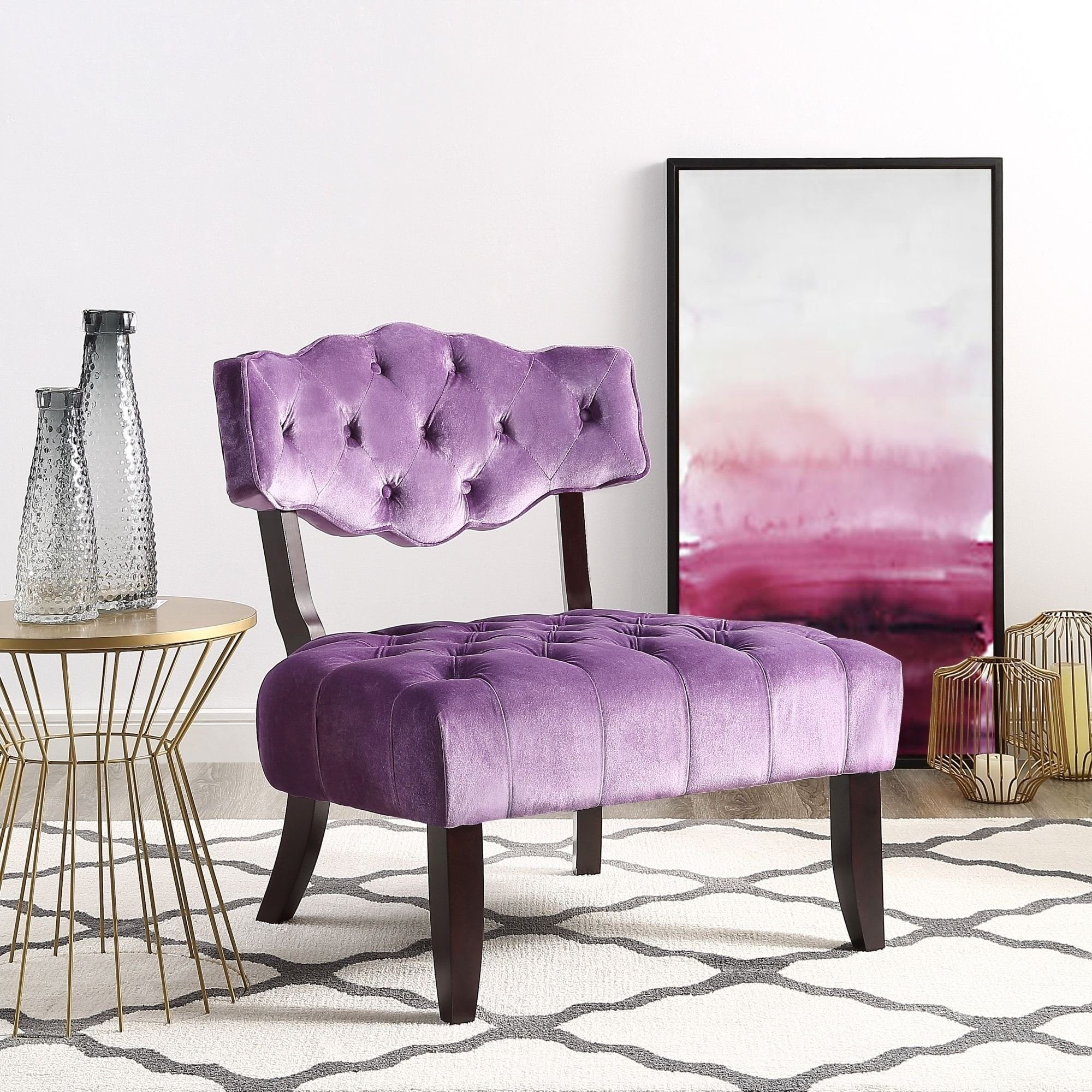 Фиолетовое кресло в интерьере