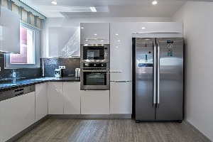 Кухня с двухдверным холодильником