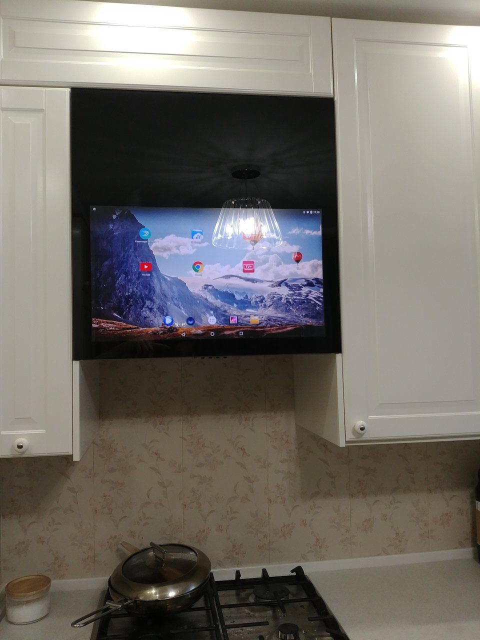 в какое место на кухне повесить телевизор
