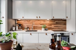 Дизайн кухонь с деревянным фартуком