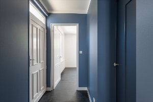 Темно синие стены в коридоре
