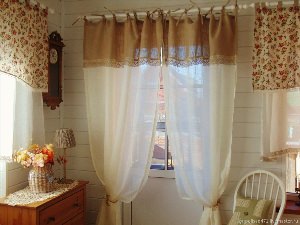 Короткие шторы в деревянном доме