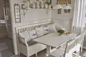 Белая скамейка на кухню
