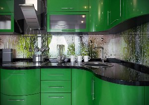 Кухня с зеленым фартуком