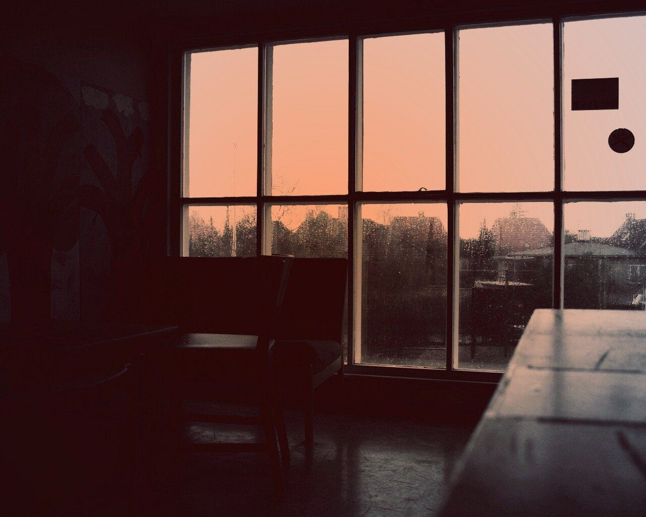 Темная комната читать. Темная комната с окном. Тёмная комната дождь за окном. Дождь за окном комната Эстетика. Темное окно вид с комнаты.