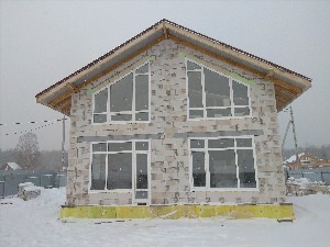 Дом из газобетона с большими окнами