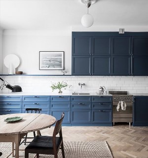 Синяя кухня икеа Акстад в интерьере