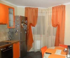 Дизайн штор для оранжевой кухни