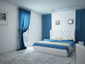 Синие шторы в белой спальне