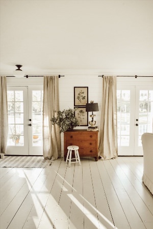Белый пол в деревянном доме
