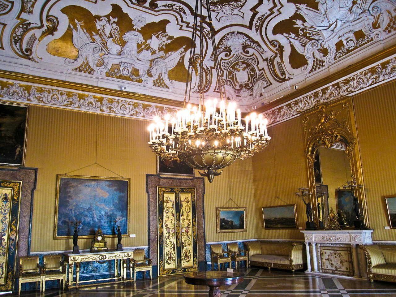 Дворец палаццо реале в Неаполе. Неаполь. Королевский дворец Клодт. Королевский дворец в Неаполе Турин. Турин, Королевский дворец внутри.