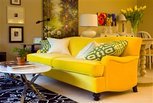 Горчичный желтый диван в интерьере