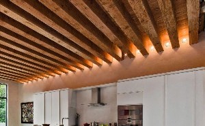 Потолок из деревянных досок