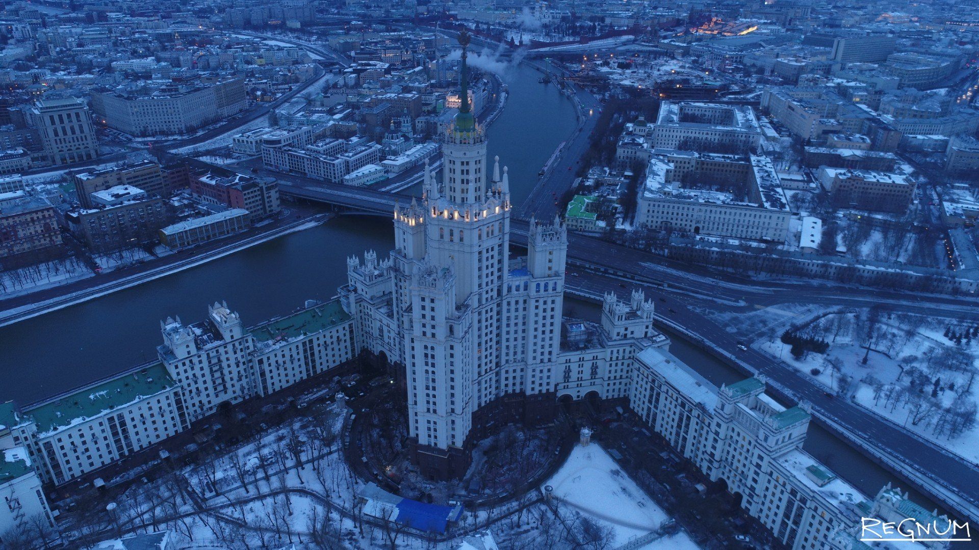 Квартира в москве рядом с мгу. Высотка на Котельнической набережной. Сталинская высотка в Москве на Котельнической набережной. Дом на Котельнической набережной в Москве. Высотка сталинка на Котельнической набережной.