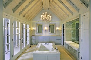 Стеклянный потолок в ванной