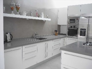 Дизайн белых кухонь с серыми столешницами