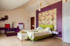 Цветные стены в деревянном доме