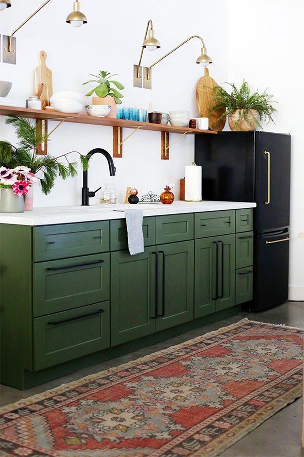 Зелёный кухонный гарнитур без верхних шкафов