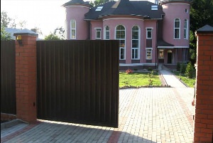 Открытый забор перед домом