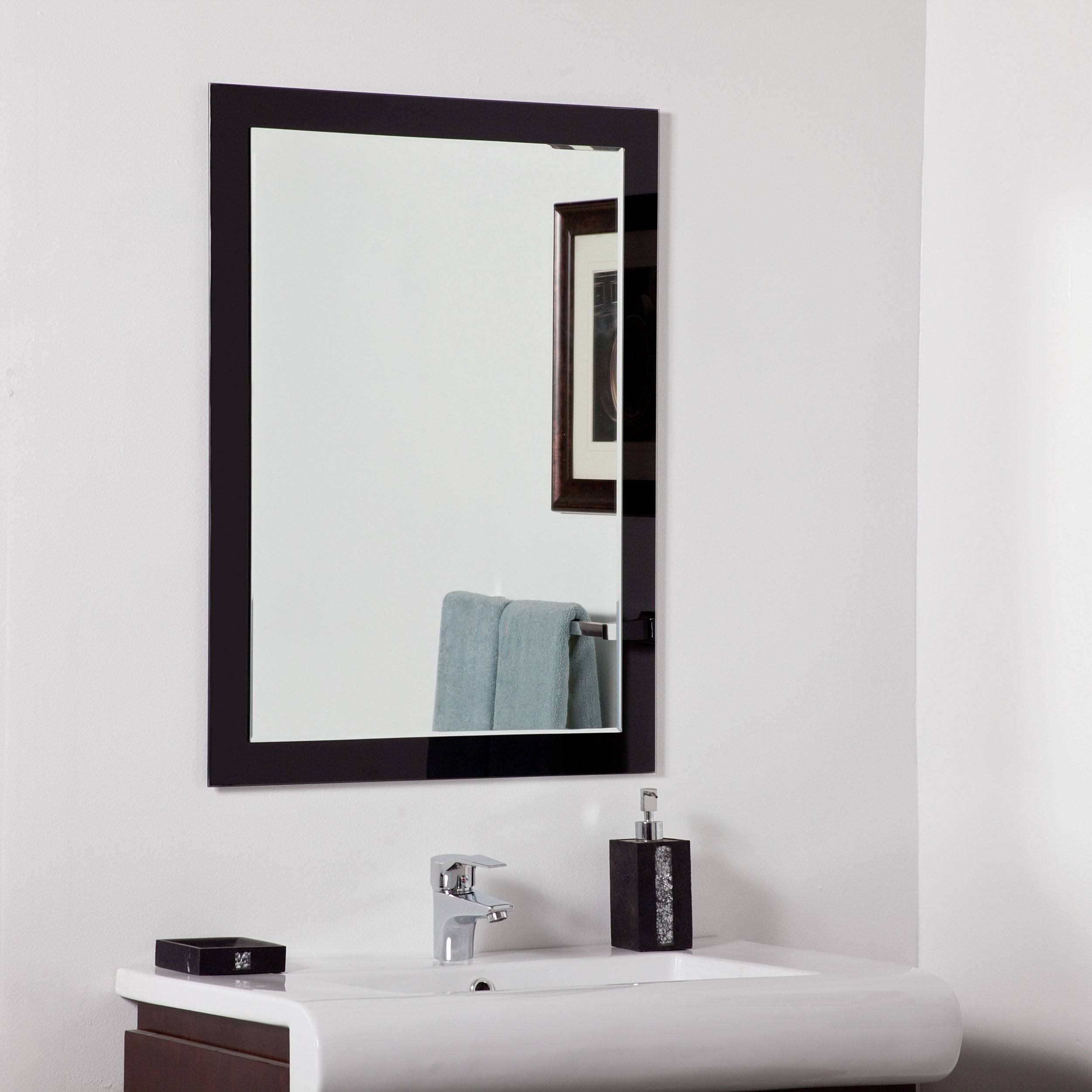 Зеркало в рамке в ванной. Зеркало в ванную прямоугольное. Зеркало в черной раме в ванную. Зеркало в ванную чернок. Зеркало в ванную с черной рамкой.
