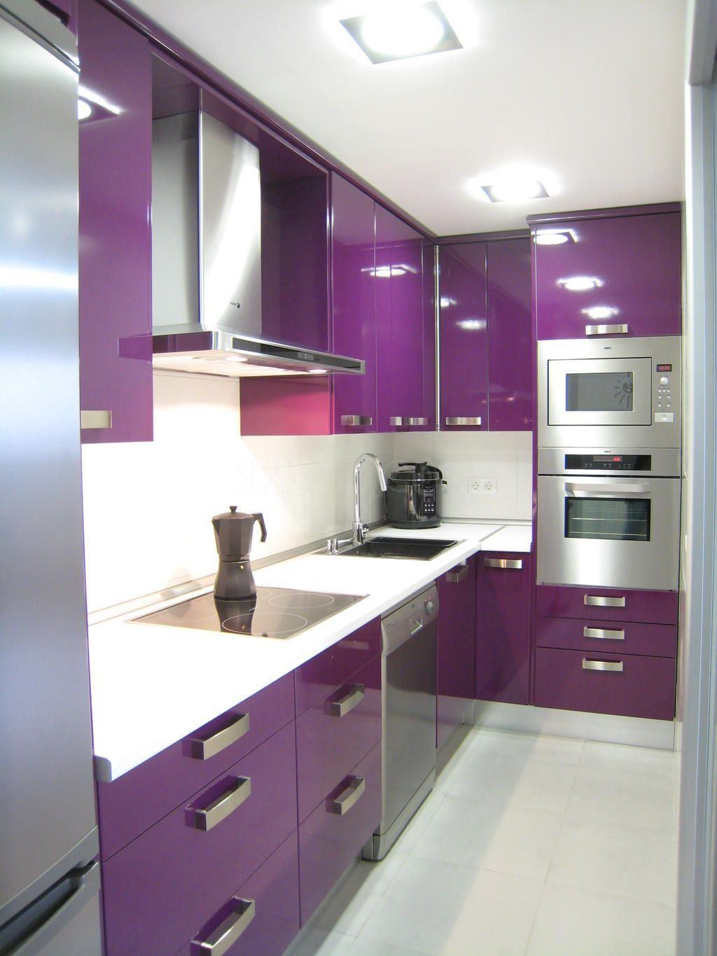 Узкая фиолетовая кухня
