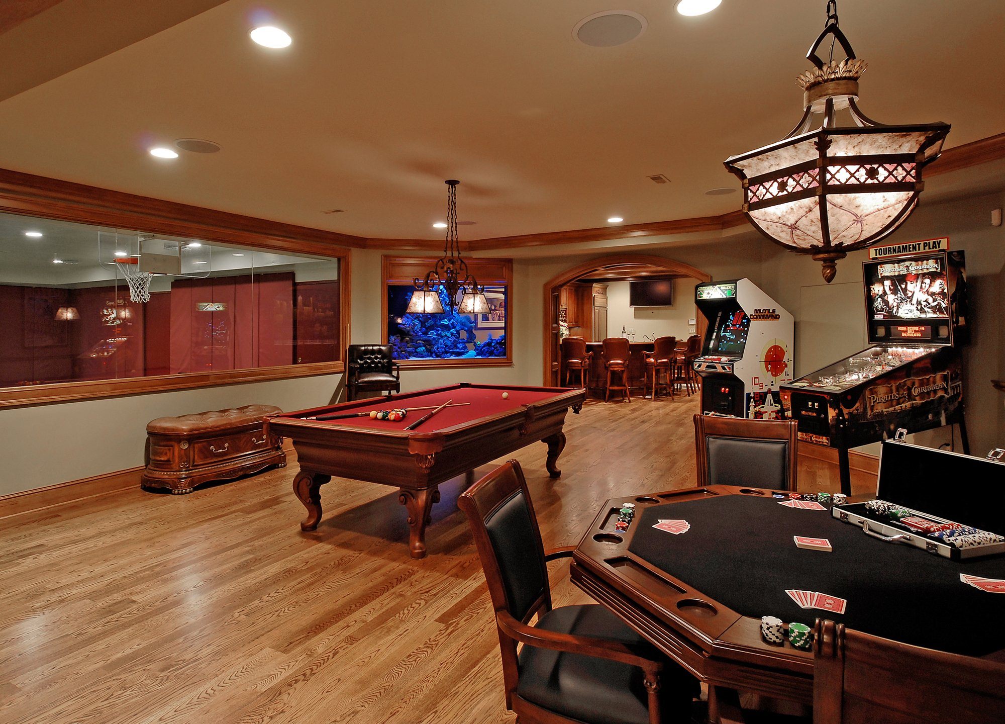 Комната развлечений. Игровая комната для покера. Казино комната. Покерный зал в доме. Комната для азартных игр.