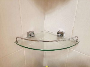 Угловые стеклянные полки для ванной комнаты